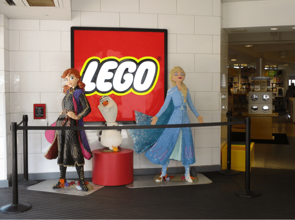Description: Lego store - Anna, Elsa, Olaf